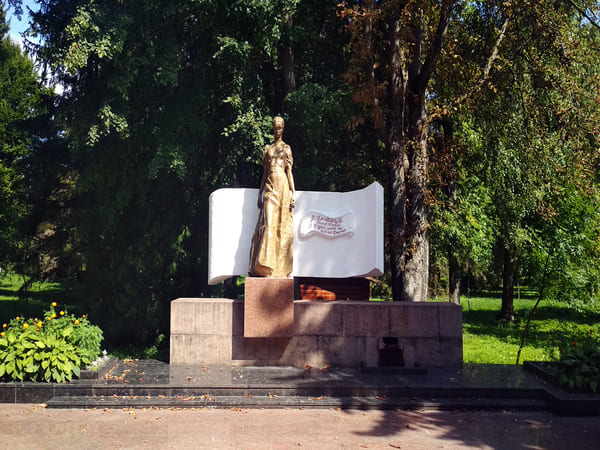Пам’ятник Лесі Українці в Луцьку
