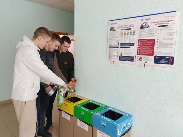 У Локачинській громаді встановили картонні контейнери для розподілу сміття, в трьох ліцеях.