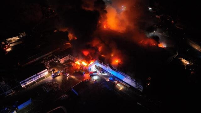 На Волині ліквідували пожежу в складській будівлі птахокомплексу. Про це повідомили рятувальники в соціальних мережах.