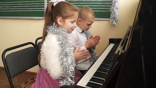 На Всеукраїнському конкурсі талановиті вихованці гуртка гри на фортепіано луцького Палацу учнівської молоді Олександр Яхманн і Златослава Сельмащук, першу мистецьку перемогу у 2024-му році.
