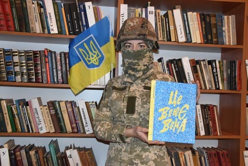 Виноградівська бібліотека отримала книгу "Це воює вона".