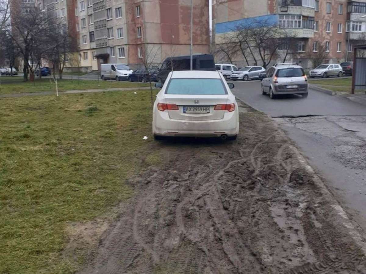 Автомобілі все частіше паркують на газонах