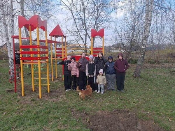 Оновлення дитячого майданчика у Рованцях