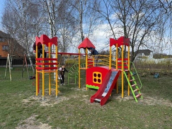 У Рованцях оновили дитячий майданчик на вулиці Шевченка