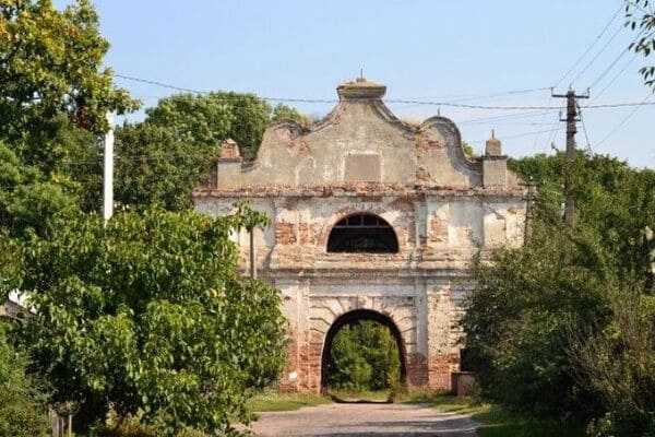 В’їзна брама маєтку Чарнецьких в Любешеві