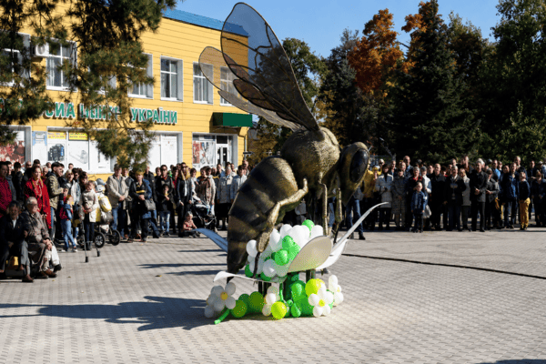 Пам'ятник бджолі в Маневичах